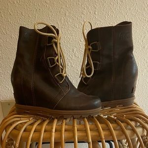 Sorel chocolate brown leather platform boots. Like new. Size 8.
